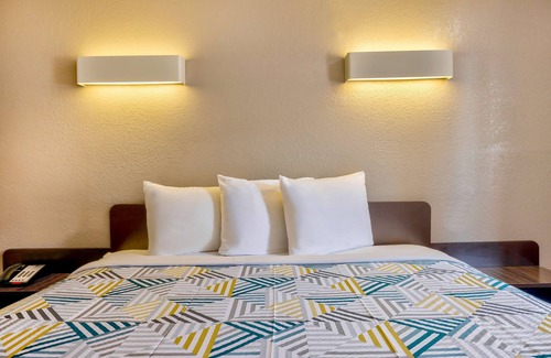 Bryan Hotel | Budget-Friendly Motel 6 Bryan, TX - Family-Friendly Amenities