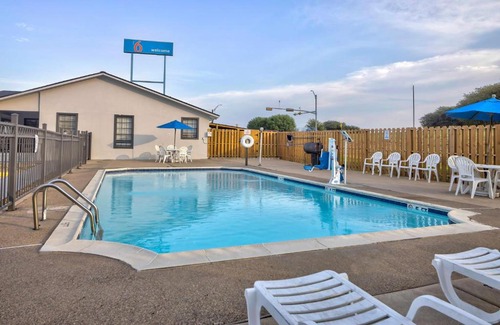 Bryan Hotel | Budget-Friendly Motel 6 in Bryan, TX with Pool & Pets Welcome