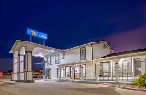 Bryan Hotel | Budget-Friendly Motel 6 in Bryan, TX with Pool & Pets Welcome