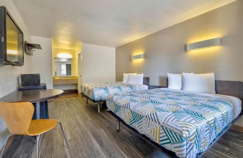 Bryan Hotel | Budget-Friendly Motel 6 in Bryan, TX with Pool & Pets Welcome