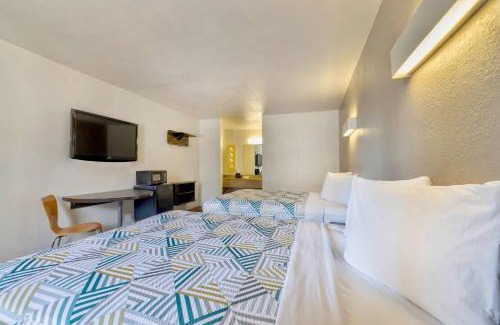 Bryan Hotel | Budget-Friendly Motel 6 in Bryan, TX with Pool & Pets Welcome