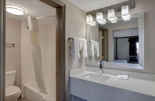 Burlington Hotel | Convenient Motel 6 Burlington, NC - Family-Friendly Amenities