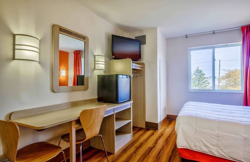 Burlington Hotel | Comfortable Motel 6 in Burlington with Essential Amenities