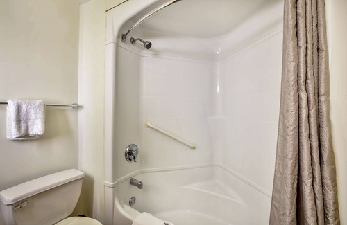 Burlington Hotel | Comfortable Motel 6 in Burlington with Essential Amenities