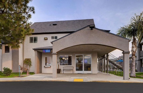 Buttonwillow Hotel | Pet-Friendly Motel 6 in Buttonwillow, CA with Pool Access
