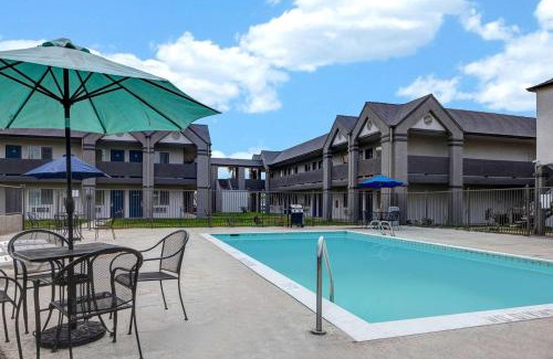 Buttonwillow Hotel | Pet-Friendly Motel 6 in Buttonwillow, CA with Pool Access