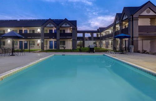 Buttonwillow Hotel | Pet-Friendly Motel 6 in Buttonwillow, CA with Pool Access