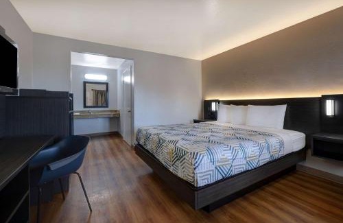 Buttonwillow Hotel | Pet-Friendly Motel 6 in Buttonwillow, CA with Pool Access
