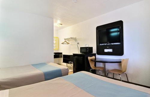 Carlsbad Hotel | Pet-Friendly Motel 6 in Carlsbad, NM with Pool Access