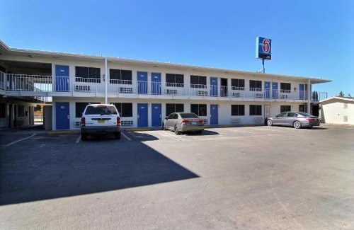 Carlsbad Hotel | Pet-Friendly Motel 6 in Carlsbad, NM with Pool Access