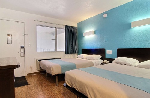 Carlsbad Hotel | Budget-Friendly Motel 6 Carlsbad with Pool and Breakfast