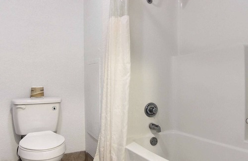 Carlsbad Hotel | Budget-Friendly Motel 6 Carlsbad with Pool and Breakfast