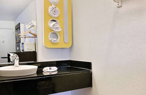 Carlsbad Hotel | Budget-Friendly Motel 6 Carlsbad with Pool and Breakfast