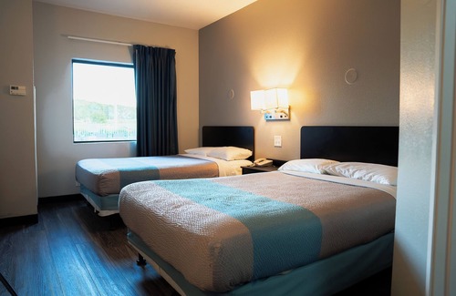 Caseyville Hotel | Budget-Friendly Motel 6 in Caseyville, IL with Pool Access