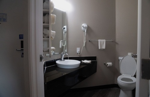 Caseyville Hotel | Budget-Friendly Motel 6 in Caseyville, IL with Pool Access
