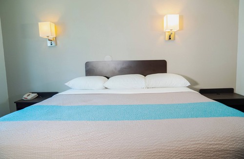 Caseyville Hotel | Budget-Friendly Motel 6 in Caseyville, IL with Pool Access