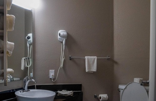 Caseyville Hotel | Budget-Friendly Motel 6 in Caseyville, IL with Pool Access