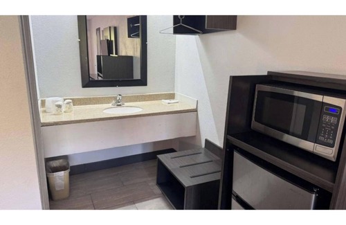 Cedar Rapids - Iowa City Hotel | Budget-Friendly Stay at Motel 6 Cedar Rapids with Breakfast