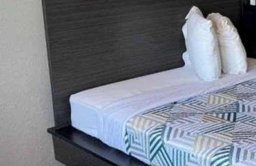 Cedar Rapids - Iowa City Hotel | Budget-Friendly Stay at Motel 6 Cedar Rapids with Breakfast