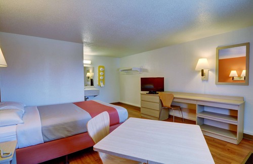 Chicopee Hotel | Budget-Friendly Motel 6 in Chicopee with Breakfast & Spa
