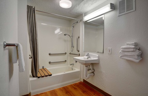 Chicopee Hotel | Budget-Friendly Motel 6 in Chicopee with Breakfast & Spa