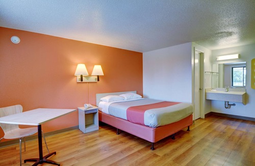 Chicopee Hotel | Budget-Friendly Motel 6 in Chicopee with Breakfast & Spa