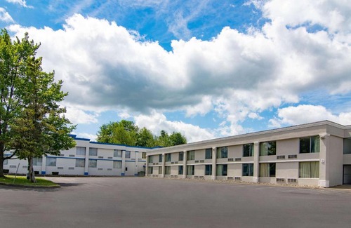Clarion Hotel | Convenient Motel 6 in Clarion, PA with Pool & Pet-Friendly