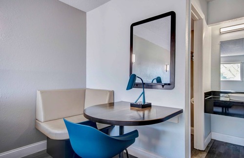 Clintonville Hotel | Budget-Friendly Motel 6 in Columbus with Breakfast Included