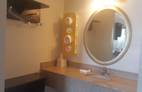 Columbus Hotel | Budget-Friendly Motel 6 in Columbus, OH with Pool & Breakfast