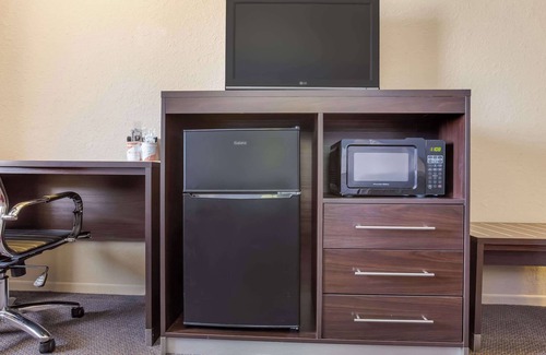 Concordia Hotel | Budget-Friendly Econo Lodge: Enjoy Spa, Restaurant & Breakfast
