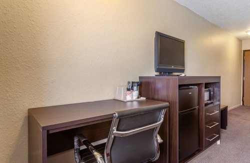 Concordia Hotel | Budget-Friendly Econo Lodge: Enjoy Spa, Restaurant & Breakfast