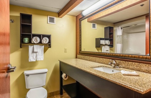 Conway Hotel | Cozy Motel 6 Conway, AR - Family-Friendly with Breakfast