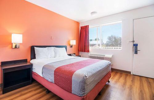 Central City Hotel | Budget-Friendly Motel 6 in Corpus Christi with Pool & Pets