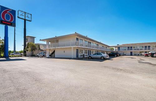 Central City Hotel | Budget-Friendly Motel 6 in Corpus Christi with Pool & Pets
