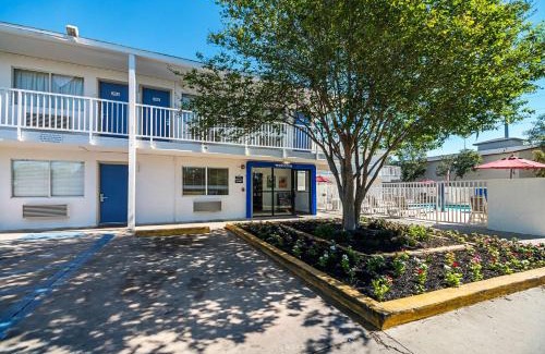 Central City Hotel | Budget-Friendly Motel 6 in Corpus Christi with Pool & Pets