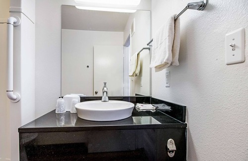 Central City Hotel | Budget-Friendly Motel 6 in Corpus Christi with Pool & Breakfast