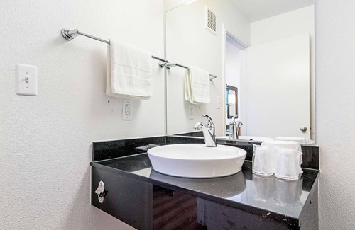 Central City Hotel | Budget-Friendly Motel 6 in Corpus Christi with Pool & Breakfast