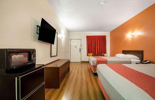 Covington Hotel | Pet-Friendly Motel 6 in Covington, TN with Pool Access