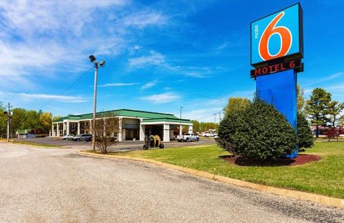 Covington Hotel | Pet-Friendly Motel 6 in Covington, TN with Pool Access