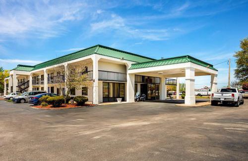 Covington Hotel | Pet-Friendly Motel 6 in Covington, TN with Pool Access
