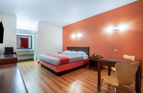 Covington Hotel | Pet-Friendly Motel 6 in Covington, TN with Pool Access