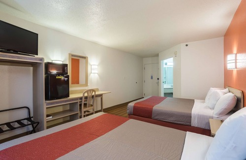 Dale Hotel | Budget-Friendly Motel 6 in Dale, IN with Breakfast Included
