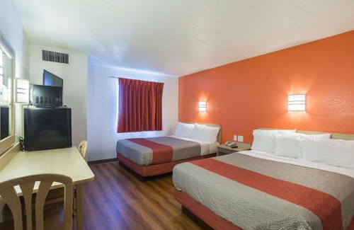 Dale Hotel | Pet-Friendly Stay at Motel 6-Dale, IN with Pool Access