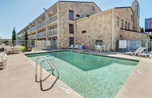Northwest Dallas Hotel | Pet-Friendly Retreat at Motel 6-Dallas, TX - Forest Lane