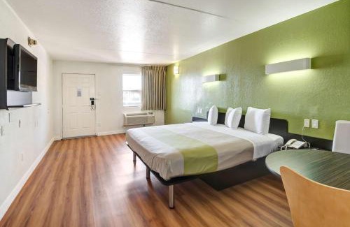 Northwest Dallas Hotel | Pet-Friendly Retreat at Motel 6-Dallas, TX - Forest Lane