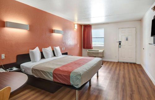 Northwest Dallas Hotel | Pet-Friendly Retreat at Motel 6-Dallas, TX - Forest Lane