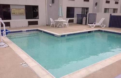 Lake Highlands Hotel | Budget-Friendly Motel 6-Dallas with Pool and Pet Access