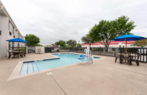 Lake Highlands Hotel | Budget-Friendly Motel 6-Dallas with Pool and Pet Access
