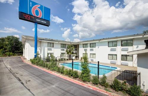 Cedar Crest Hotel | Budget-Friendly Motel 6 in Dallas with Pool & Pet Options
