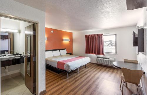 Cedar Crest Hotel | Budget-Friendly Motel 6 in Dallas with Pool & Pet Options